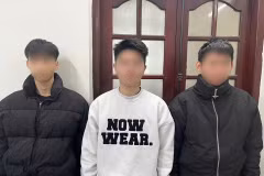 Les suspects devant les enquêteurs du département de police d'enquête de la province de Tuyên Quang. Photo: VNA