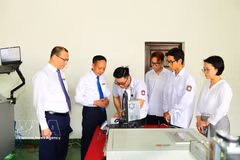 Les étudiants de l'Université maritime du Vietnam sont formés selon un modèle alliant théorie et pratique. Photo: VNA