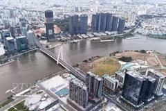 Le pont Ba Son relie la rue Tôn Duc Thang, dans le premier arrondissement de Hô Chi Minh-Ville, à la zone urbaine de Thu Thiêm. Photo : VNA