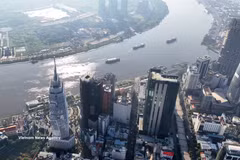 Tours financières dans le centre de Hô Chi Minh-Ville, le long du fleuve Saigon, dans le quartier de An Khanh. Photo : VNA