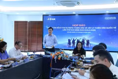 Le directeur du Département de l’éducation et de la formation de Hanoi, Nguyên Van Hiên, lors de la conférence de presse sur les Olympiades internationales d’astronomie et d’astrophysique. Photo : thanhnien.vn