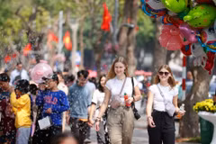 Des touristes étrangers à Hanoi. Photo : VNA