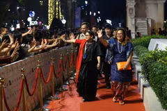 Des artistes internationaux saluent le public local lors de la 7e édition du HANIFF. Photo : haniff.vn