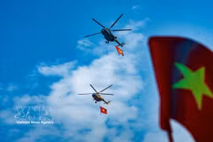 Répétition de l'Armée de l'air populaire du Vietnam en vue du défilé aérien commémoratif des 80 ans de la Révolution d’Août et de la Fête nationale. Photo: VNA