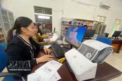 Des agentes publiques de la commune de Xuân Hoa, dans la province de Thanh Hoa, collectent des données foncières. Photo : VNA
