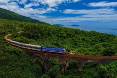 Le train Vietnam Central Heritage Connection franchit le pont en arc de Don Ca (photo), un ouvrage vieux de plus de 100 ans, construit en même temps que la ligne ferroviaire Hue-Da Nang. Doté d’une arche en pierre, ce pont enjambe un ravin à environ 20 mètres de hauteur et s’étend sur près de 100 mètres. Il constitue l’un des ouvrages architecturaux remarquables de la ligne qui traverse le col de Hai Vân. Photo : VnExpress.