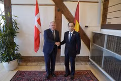 Le ministre vietnamien des Affaires étrangères Lê Hoài Trung (à droite) et son homologue danois Lars Løkke Rasmussen, lors de leur rencontre à Copenhague le 19 octobre. Photo : ministère des Affaires étrangères