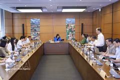 Les délégations parlementaires des provinces de Vinh Long et de Lào Cai lors des débats en groupe. Photo : VNA