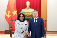 Le secrétaire général du Parti communiste du Vietnam, Tô Lâm serre la main de la la première secrétaire générale adjointe du Congrès national africain (ANC) d’Afrique du Sud, Nomvula Mokonyane, à Hanoi, le 20 mai. Photo: VNA