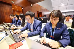Des journalistes de l'Agence vietnamienne d’information (VNA) couvrant le 14e Congrès national du Parti. Photo : VNA