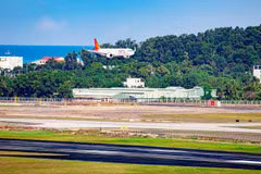Un avion sur le point de poser sur l'aéroport international de Phu Quôc, dans la province de An Giang. Photo: VNA