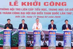 Le secrétaire général du Parti, Tô Lâm (centre) donne le coup d’envoi de l’internat primaire et secondaire d’Ea Rok, dans la province de Dak Lak. Photo: VNA