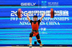 Le Vietnamien Nguyên Thành Duy s'offre deux records du monde jeunesse chez les moins de 65 kg lors des Championnats du monde de l'IWF à Ningbo 2026. Photo : IWF