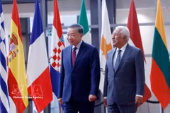Le secrétaire général du Parti et président de la République, Tô Lâm (gauche), et le président du Conseil européen, António Costa. Photo : VNA