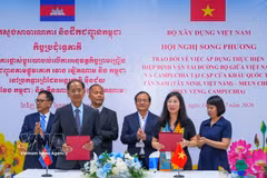 L’Administration routière du Vietnam et le ministère cambodgien des Travaux publics et des Transports signent le procès-verbal sur l’application de l’Accord sur le transport routier entre le Vietnam et le Cambodge aux paires de postes-frontières internationaux de Tân Nam - Meun Chey. Photo : VNA