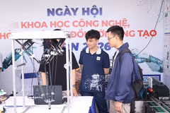 Des étudiants présentent leurs produits technologiques lors du Festival des sciences, des technologies, de l'entrepreneuriat et de l'innovation de l'Université des sciences et technologies de Dà Nang en 2026. Photo : VNA