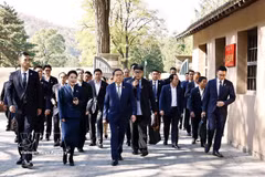 Le législateur suprême visite des sites historiques révolutionnaires dans le Shaanxi