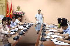 Le vice-ministre de la Santé, Trân Van Thuân, président du Conseil médical national, préside la réunion, à Hanoi, le 5 juin. Photo: VNA