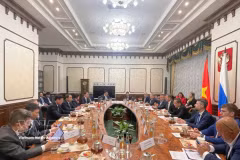 Trân Duc Thang, membre du Politburo et secrétaire du Comité du Parti de Hanoi, s'entretient avec Dmitry Zverev, secrétaire d'État et vice-ministre des Transports de la Fédération de Russie. Photo : VNA