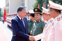 Le secrétaire du Parti communiste du Vietnam et président de la République, Tô Lâm, à son arrivée à l’Académie d’ingénierie et de technologie de la sécurité (ASET), le 17 août. Photo : VNA