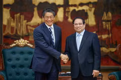 Le Premier ministre Pham Minh Chinh (à droite) serre la main de l’ambassadeur du Japon au Vietnam, Ito Naoki, à Hanoi, le 18 avril. Photo: VNA