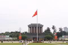 Le mausolée du président Hô Chi Minh, situé sur la place Ba Dinh, est une destination prisée des visiteurs durant les vacances de la Fête nationale. Photos : VNA