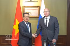 Le vice-Premier ministre russe Dmitri Tchernychenko (à droite) serre la main de l’ambassadeur du Vietnam en Russie, Dang Minh Khôi, le 26 août. Photo: VNA