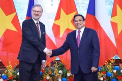 Le Premier ministre vietnamien Pham Chinh préside la cérémonie d’accueil pour le Premier ministre tchèque Petr Fiala lors de sa visite officielle au Vietnam, le 21 avril 2023. Photo: VNA