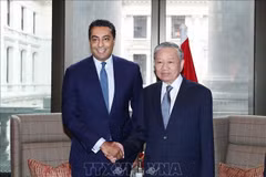 Le secrétaire général du Parti communiste du Vietnam, Tô Lâm (à droite) serre la main du directeur général de Standard Chartered Bank, Saif Malik. Photo : VNA
