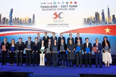 Le secrétaire général et président Tô Lâm et le vice-Premier ministre thaïlandais Anutin Charnvirakul assistent à l'échange d'accords de coopération entre des entreprises des deux pays lors du Forum économique Thaïlande-Vietnam, à Bangkok, le 28 mai 2026. Photo : VNA