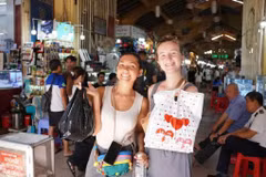 Rachel (à droite) et son amie font des achats de vêtements au marché de Bên Thành, à Hô Chi Minh-Ville. Photo : VnExpress