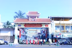 Devant la porte de la rue vietnamienne Vietnam Town à Udon Thani, le 10 octobre 2024. Photo : VNA