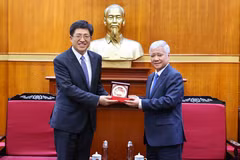 Le président du Comité central du Front de la Patrie du Vietnam, Dô Van Chiên (à droite) et le premier secrétaire du Comité central de la Ligue de la jeunesse communiste de Chine, A Dong. Photo: VNA