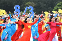 Des femmes en ao dài. Photo: VNA