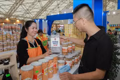Les produits OCOP de la coopérative Viêt Hung, dans la province de Quang Ninh, attirent de nombreux touristes. Source : VNA