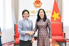 La vice-ministre des Affaires étrangères, Lê Thi Thu Hang (à droite) et l’ambassadrice de la République de Corée au Vietnam, Lee Mi-yon. Photo : baoquocte.vn