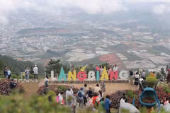Des visiteurs découvrent la culture des gongs dans un village au pied du mont Lang Biang. Photo: vietnamtourism.gov.vn