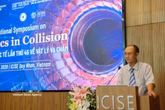 Le directeur adjoint du Département des sciences et des technologies de la province de Gia Lai, Phan Hô Giang, s’exprime en ouverture du 45e Symposium international sur la physique des collisions. Photo : VNA