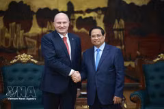Le Premier ministre Pham Minh Chinh (à droite) serre la main du ministre russe de la Protection civile, des Situations d’urgence et des Secours en cas de catastrophe, Aleksandr Kurenkov, le 5 mars. Photo : VNA
