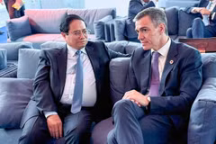 Le Premier ministre Pham Minh Chinh (à gauche) et son homologue espagnol Pedro Sanchez, à Nice, en France, le 9 juin. Photo : VNA