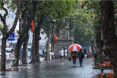 Un coin du lac Hoàn Kiêm à Hanoï par temps de pluie. Photo: VNA