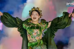 La chanteuse Ngô Châu Anh sur scène lors du Concours international de musique "Écho des Nomades 2026". Photos fournies par les organisateurs