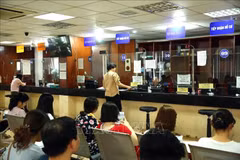 Au Bureau d'enregistrement des entreprises du Département du plan et de l'investissement de Hanoi. Photo : VNA