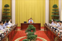 Le président Luong Cuong (centre) lors de la séance de travail avec le Bureau présidentiel, à Hanoi, le 27 août. Photo : VNA