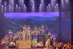 L’œuvre «Général Vo Nguyên Giap», du Théâtre militaire de chèo, dépeint les 56 jours et nuits difficiles de la lutte courageuse des soldats et des civils vietnamiens. Photo : vietnamplus.vn