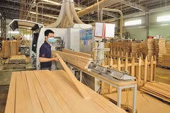 Les exportateurs vietnamiens de produits du bois sont encouragés à diversifier leurs marchés face aux droits de douane américains. Photo : congthuong.vn