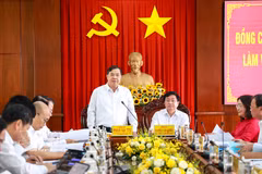 Le vice-Premier ministre permanent Pham Gia Tuc (debout) lors de la séance de travail avec les autorités de la province de Tây Ninh. Photo : VNA