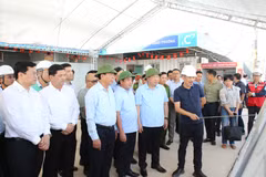 Le vice-Premier ministre permanent Pham Gia Tuc inspecte le chantier du projet d’aéroport international de Gia Binh. Photo : VNA