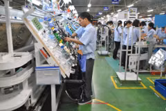 Usine de production de câbles électriques pour voitures et motos dans la compagnie Sumi Vietnam implantée dans le parc industriel de Thanh Liêm, province de Hà Nam (Nord). Photo : VNA