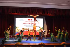 Spectacle «Le bambou vietnamien» lors du programme artistique inaugurant la Semaine culturelle du Vietnam au Cambodge 2026. Photo: VNA